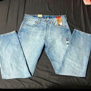 Levi’s 501 Originals stretch signature button fly. 31X30 Color - Blue.